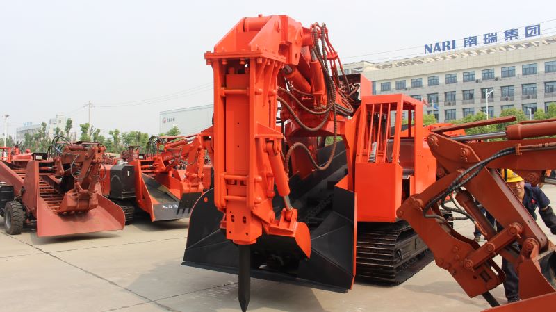 破挖一体扒渣机